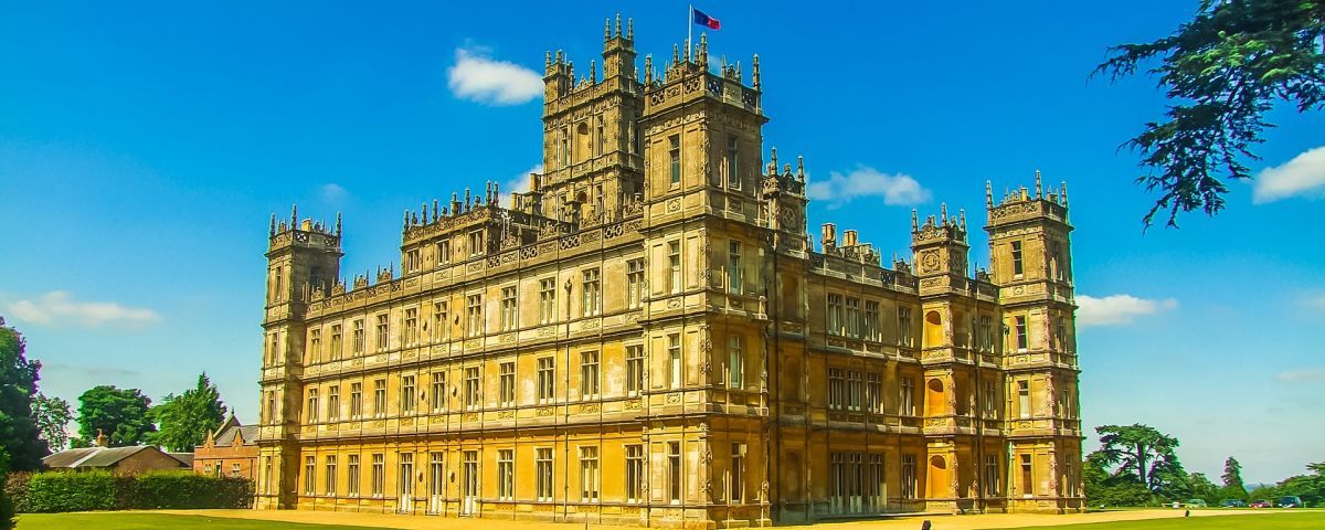 El Castillo de Highclere, célebre por la serie de TV Downton Abbey, una visita inolvidable. DOWNTON ABBEY CRUCEROS MAGNA CARTA CRUCEROS FLUVIALES DOWNTON ABBEY ENGLAND #RiverCruise #DowntonAbbey #HighclereCastle #Castle #Cruceros #Barcaza #EuropeanWaterways